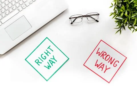 Problem solving. Right and wrong way icons on work desk from above Fotos de archivo