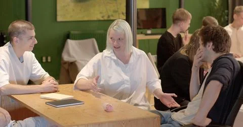 Problem solving Students gather table solve learning problems projects together Foto stock