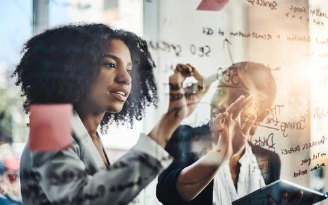 Problem solving, writing and women in business meeting planning schedule Foto stock