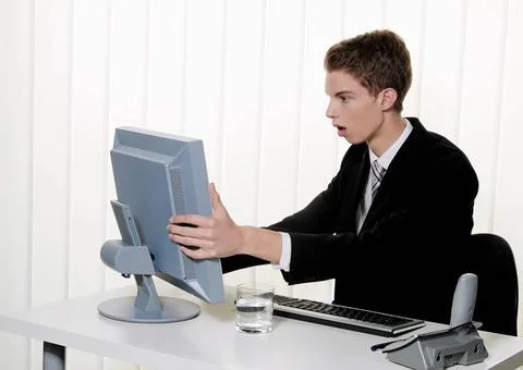  Probleme mit Computer Virus Ein Mann hat Probleme mit Computer Virus und ... Stock-Fotos