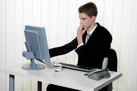  Probleme mit Computer Virus Ein Mann hat Probleme mit Computer Virus und ... Stock-Fotos