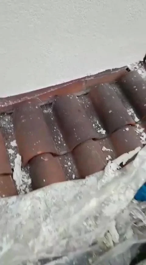 Problems between the new thermal coat and the existing roofing 스톡 동영상 330872389