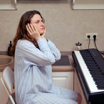 Problems of learning to play the electric piano at home, the difficulties of  Foto stock