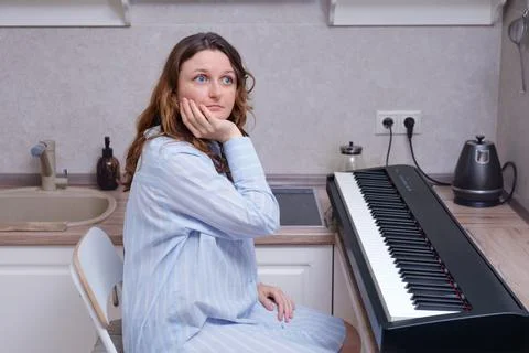 Problems of learning to play a musical instrument at home. Woman sad of learn Foto stock