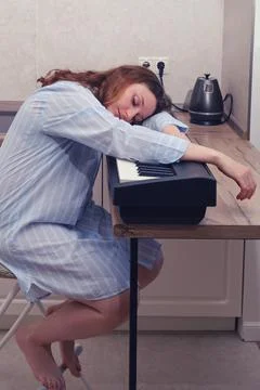 Problems of learning to play the synthesizer at home, the stress of learning  Foto stock