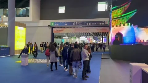 Problems for MWC attendees to return home due to the war in the Middle East, Bar Stock Footage 330185445