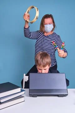 Problems with online learning for schoolchildren at a distance, noise in onli Foto stock