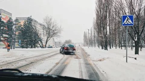 Problems of snowy winter in the city. traffic in the city on a snowy road Stock-Fotos