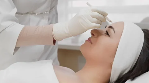 Procedure for marking and preparing for injection Botox, butolin toxin, which is Vidéo 240743622