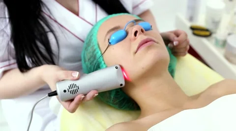 The procedure for treating cold laser. 스톡 동영상 68906086