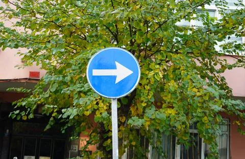 Proceed right only warning sign, Foto stock