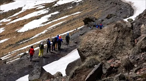 The process of adaptation to mountain conditions. Slow motion. Elbrus. Stockbeeldmateriaal 52365755