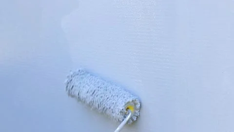 The process of applying gray paint to the surface using a paint roller 스톡 동영상 334811105