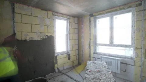 The process of applying plaster to the wall Stockbeeldmateriaal 172472622