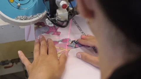 The process of applying rhinestones to clothes using an industrial machine. Vídeos de archivo 165815299