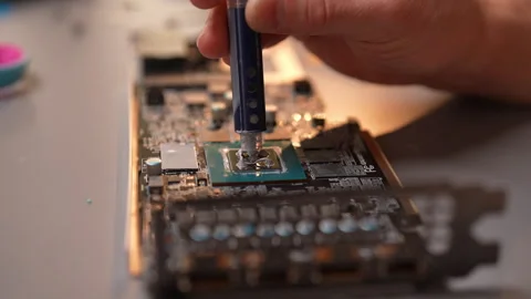 Process of applying thermal paste to computer processor for improved cooling and 库存影片 287513746