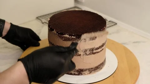 The process of assembling and decorating a cake by confectioner Video stock 334962696