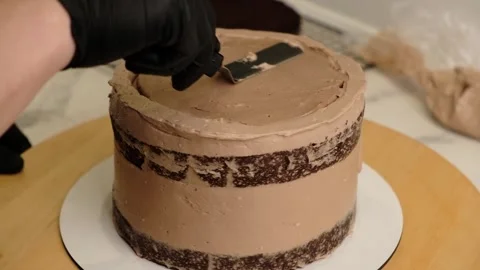The process of assembling and decorating a cake by confectioner Video stock 334962740
