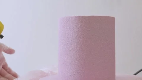 The process of assembling and decorating a cake by confectioner Stockbeeldmateriaal 337069508