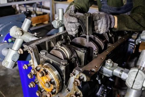 Process of assembling or repairing engine, close up Stockfoto's