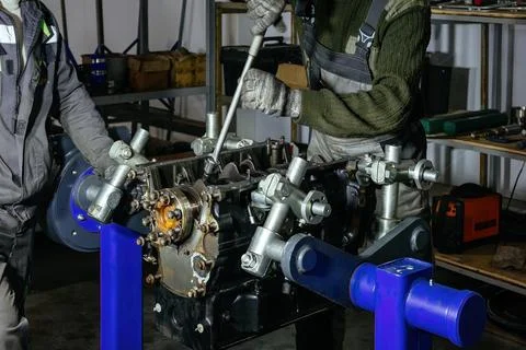 Process of assembling or repairing engine, close up Foto stock