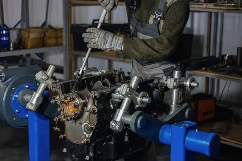 Process of assembling or repairing engine, close up Foto stock