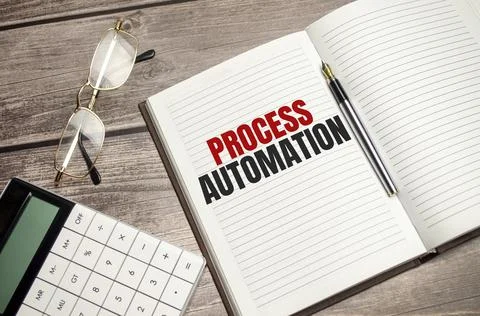 PROCESS AUTOMATION text on brown diary on wooden background Stockfoto's