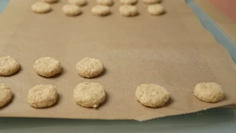 The process of baking by cutting out colourful biscuits with your close friends 库存影片 295762189