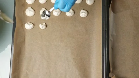 The process of baking by cutting out colourful biscuits with your close friends 库存影片 295762297