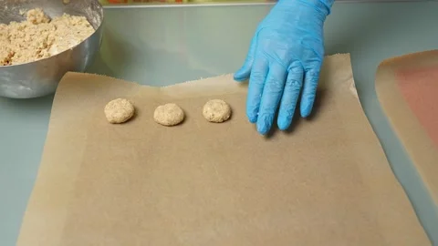 The process of baking by cutting out colourful biscuits with your close friends 库存影片 295762348