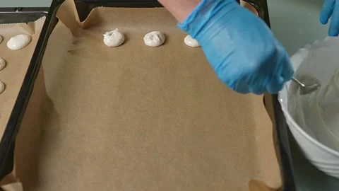 The process of baking by cutting out colourful biscuits with your close friends 库存影片 295762392