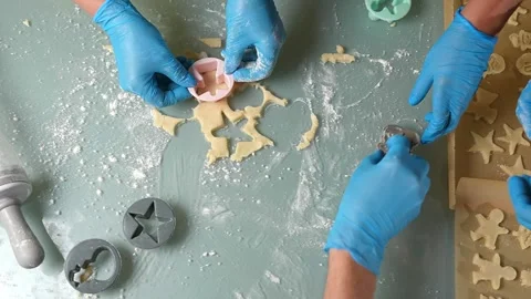 The process of baking by cutting out colourful biscuits with your close friends 库存影片 295763022