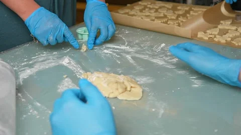 The process of baking by cutting out colourful biscuits with your close friends 库存影片 295763167