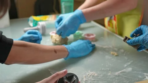 The process of baking by cutting out colourful biscuits with your close friends 库存影片 295763307