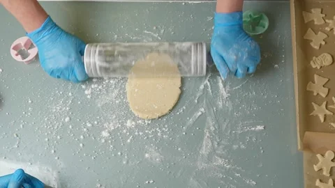 The process of baking by cutting out colourful biscuits with your close friends 库存影片 295763806