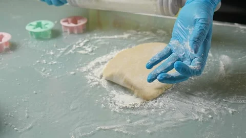 The process of baking by cutting out colourful biscuits with your close friends 库存影片 295763836