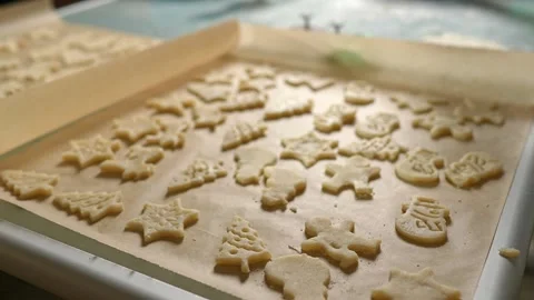 The process of baking by cutting out colourful biscuits with your close friends 库存影片 295763892
