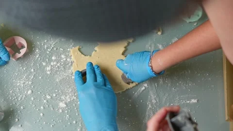 The process of baking by cutting out colourful biscuits with your close friends 库存影片 295763921