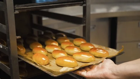 The process of baking in the kitchen in a cafe 動画素材 119361049