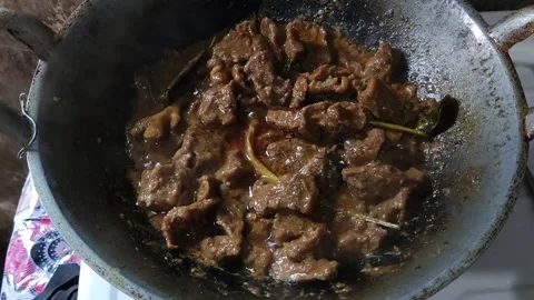 The process of boiling beef mixed with spices to make a typical Rendang dish Stock Footage 198520515