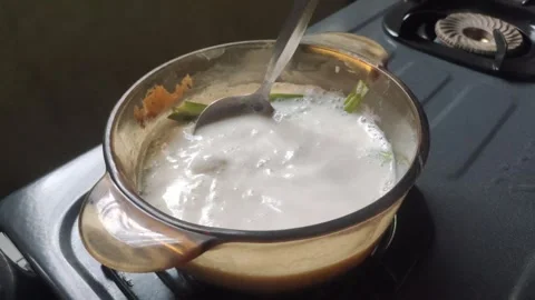 The Process of Boiling Evaporated Milk with Pandan Leaves 库存影片 329397818