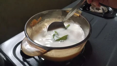 The Process of Boiling Evaporated Milk with Pandan Leaves Vidéo 329397821