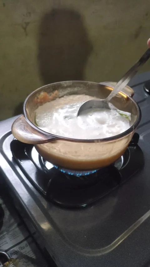 The Process of Boiling Evaporated Milk with Pandan Leaves Видео 329397827