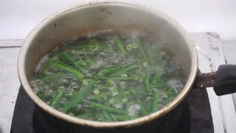 The process of boiling long beans in a pot of water 動画素材 204048833