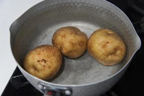 The process of boiling potatoes Foto stock