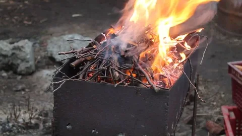 The process of bonfire burning in the grill Video stock 76441049