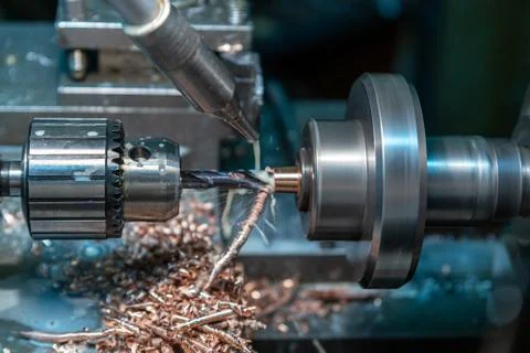 A process of brass drilling in lathe with liquid coolant Stockfoto's