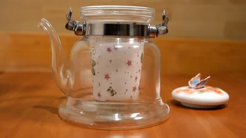 Process of brewing tea in a glass kettle Video stock 83274157