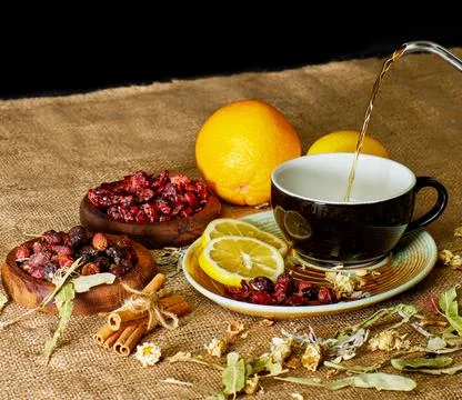 Process brewing tea, tea ceremony, Cup of freshly brewed fruit and herbal tea Foto stock