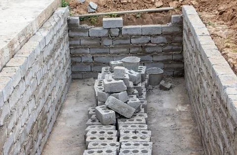The process of building a home pool for storing water Stock Photos